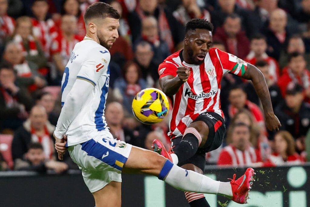Iñaki Williams (derecha) y el defensa serbio del Leganés Matija Nastasic, durante el partido entre Athletic y Leganés en San Mamés.