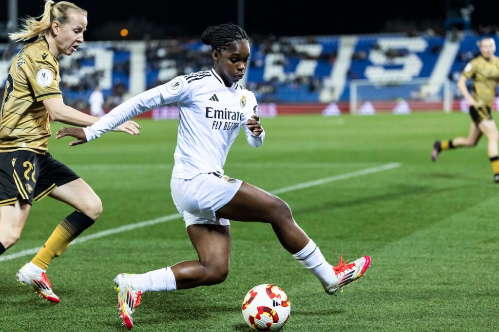 Linda Caicedo junto a una rival este jueves en Butarque (Leganés) en la semifinal de la Supercopa entre el Real Madrid y la Real Sociedad.