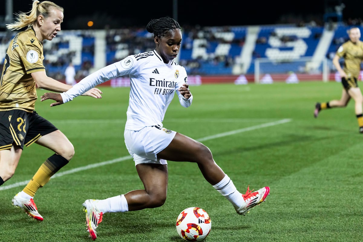 Linda Caicedo junto a una rival este jueves en Butarque (Leganés) en la semifinal de la Supercopa entre el Real Madrid y la Real Sociedad.