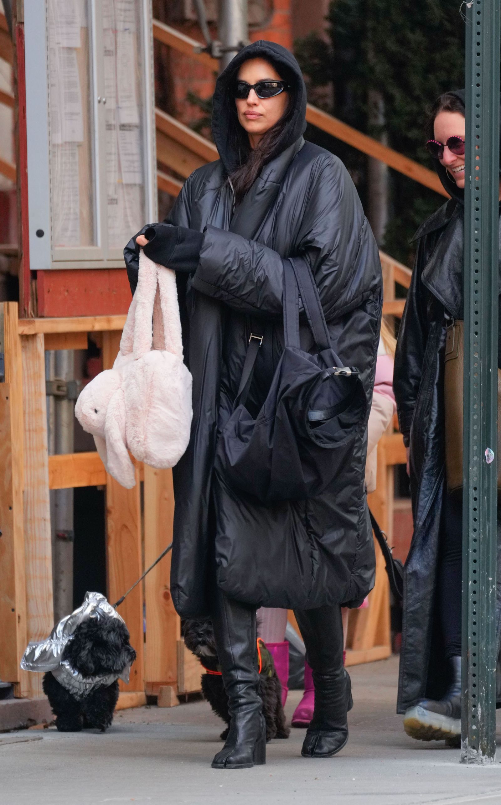 irina shayk con un abrigo xxl acolchado