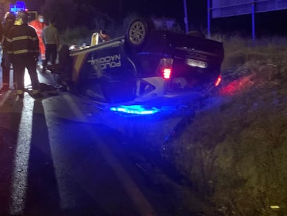El coche de la Policía Nacional ha quedado siniestrado en el arcén, tras ser embestido por un todoterreno cargado de droga en Algeciras