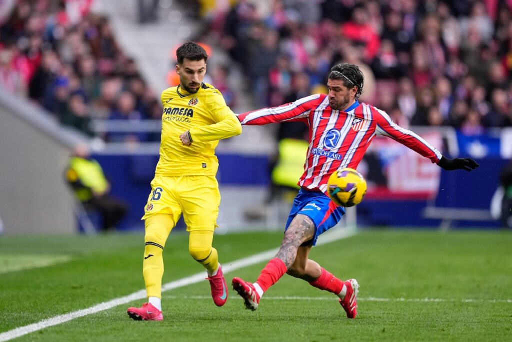 Alex Baena y Rodrigo de Paul disputan un balón en el partido entre Villarreal y Atlético en el Metropolitano.