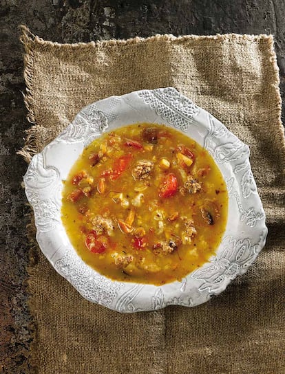 Planeta Gastro ha reeditado en tapa blanda 'Sopas', de la prestigiosa Fundación Alícia. En la imagen, sopa de setas y azafrán.