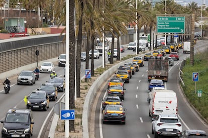 Marcha lenta en la Ronda del Litoral de Barcelona, este miércoles. 