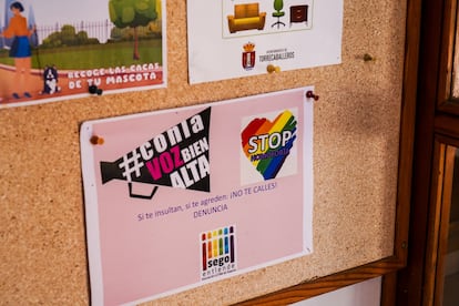 Cartel de la Asociación LGTBM de Segovia en el Ayuntamiento de Torrecaballeros.
