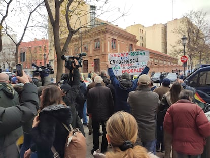 Manifestantes de ultraderecha protestan en Lavapiés con una pancarta que compara al presidente Pedro Sánchez y su mujer Begoña Gómez con los "Chauchescu", el 8 de enero de 2024.