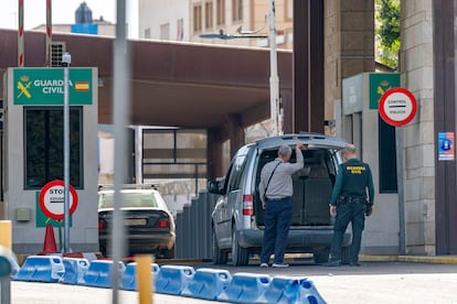 Un agente de la Guardia Civil efectúa un control en la aduana de Melilla este jueves.