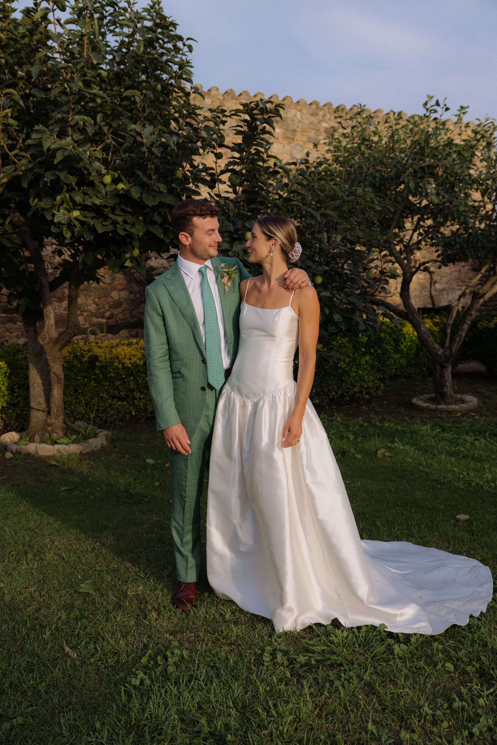 esta novia tiñó de rosa su vestido para ir a la boda de su amiga