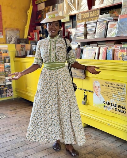 Ruth, la guía de la empresa Foodies, vestida como Fermina Daza, protagonista de 'El amor en los tiempos del cólera', frente a la librería Los Mártires, en Cartagena de Indias (Colombia).