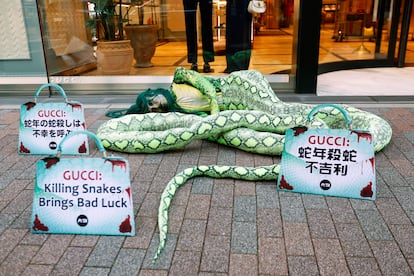 Un activista de PETA se manifiesta en contra de la venta de productos con pieles de serpientes, el 28 de enero de 2025, en Tokio.
