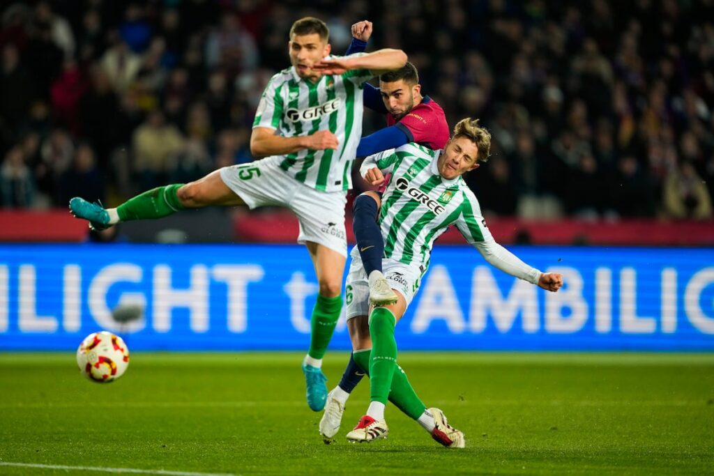El delantero del Barcelona Ferran Torres dispara a puerta para marcar su gol, cuarto del equipo, durante el partido de los octavos de la Copa del Rey ante el Betis este miércoles.