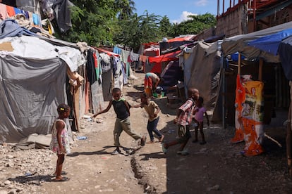 Niños haitianos desplazados por la violencia juegan en un campamento en Puerto Príncipe en  octubre de 2024. 