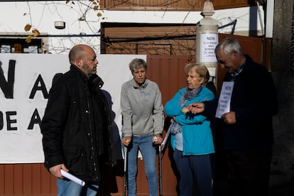 De izquierda a derecha, Julio Luis Fernández, presidente vecinal, con Lourdes Forján, Milagros Mosquera y Luis Forján en Laraño.