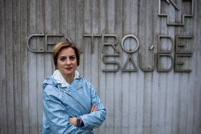 Maite Falcón, frente al centro de salud de O Couto, en Ourense. 