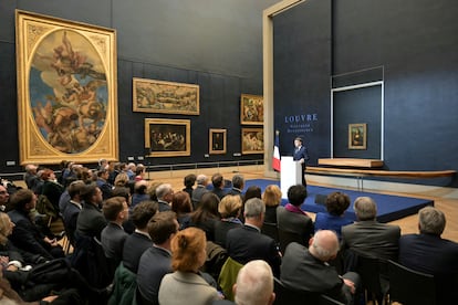 El presidente de Francia, Emmanuel Macron, pronuncia un discurso en el Museo del Louvre, en París.