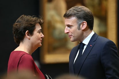 La directora del Louvre, Laurence des Cars, conversa con el presidente francés, Emmanuel Macron, durante su visita al Museo del Louvre.