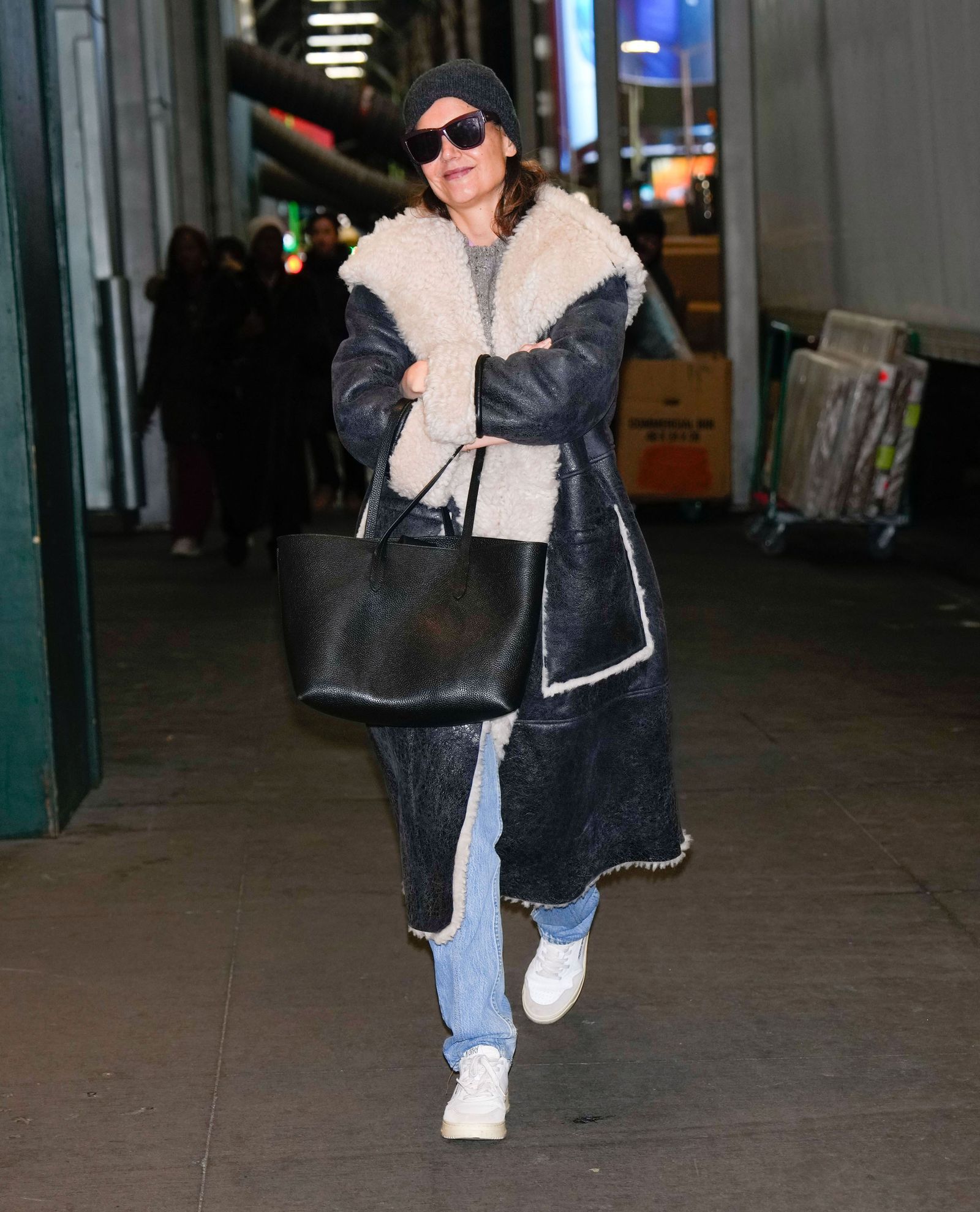 Katie Holmes con zapatillas Autry