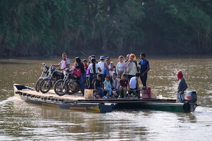 Personas cruzan un río hacia Venezuela desde Tibú, Colombia, luego de ataques guerrilleros en la región del Catatumbo.