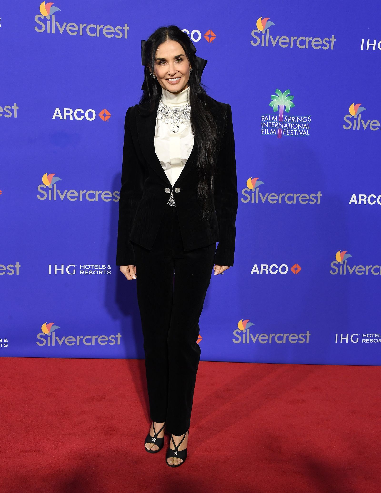 demi moore con uno de los lazos gigantes en tendencia