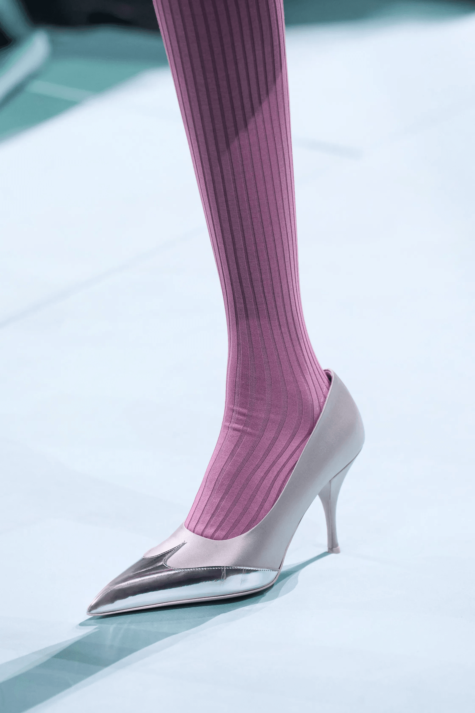 zapatos plateados como los de Lady Di en Prada primaveraverano 2025.