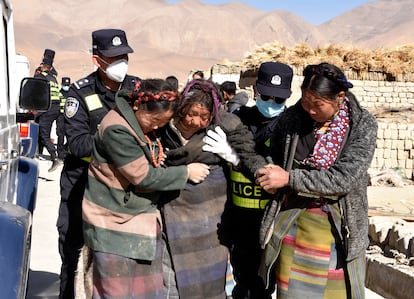 Decenas de personas son rescatadas en la ciudad de Shigatse en la Región autónoma del Tíbet (China) a 7 de enero de 2025.