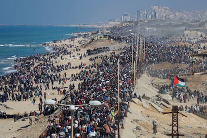 Miles de palestinos emprenden el regreso a sus casas al norte de la Franja de Gaza.