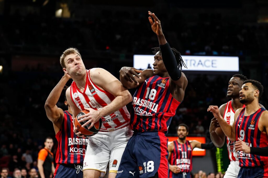 Sasha Vezenkov, ante Diop, del Baskonia, el pasado martes.