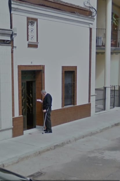 El abuelo de Alberto González lee hace años una carta en la entrada de su casa, en una imagen captada por Google Maps.