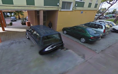 Abuela materna de Juan Antonio Mariscal, capturada por Google en 2009 con unas bolsas de la compra entrando en su portal en La Línea de la Concepción (Cádiz).