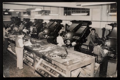 Taller de impresión del periódico Al-Jihad, en Jerusalén, en 1960. Imagen perteneciente a la Asha’Ab Newspaper Collection y cedida para este reportaje.