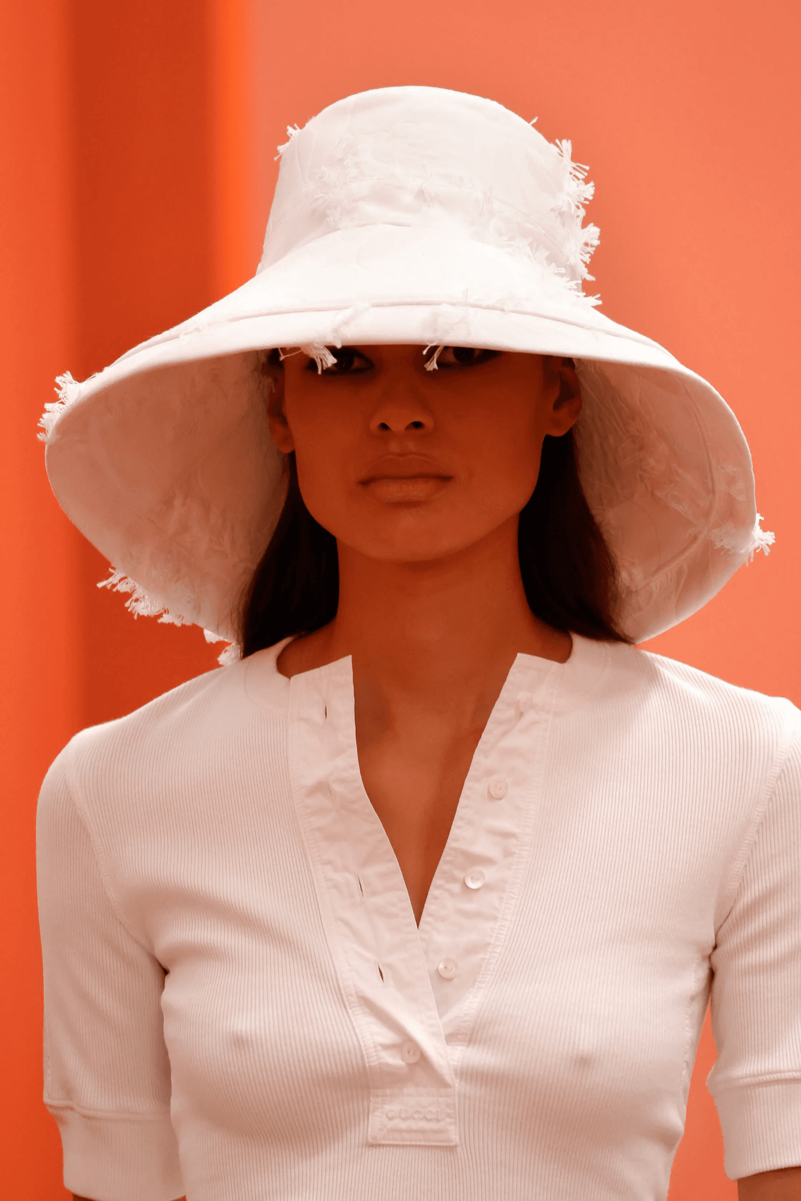 sombrero tipo bucket hat en Gucci primaveraverano 2025.