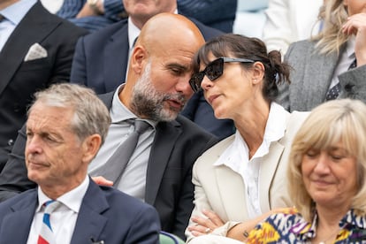 Pep Guardiola y Cristina Serra, entre el público durante un partido de tenis de Wimbledon, el 6 de julio de 2024. 