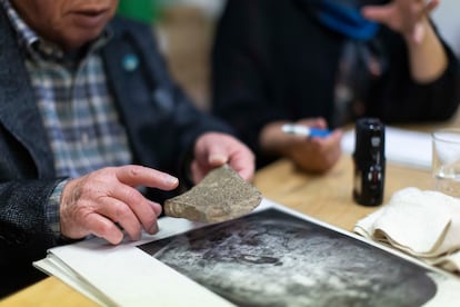 Shigemitsu Tanaka muestra un pedazo de teja carbonizada en los segundos que siguieron a la explosión en Nagasaki en 1945 y varios documentos que acreditan la devastación provocada por la bomba atómica, el jueves en el Colegio Lourdes FUHEM de Madrid