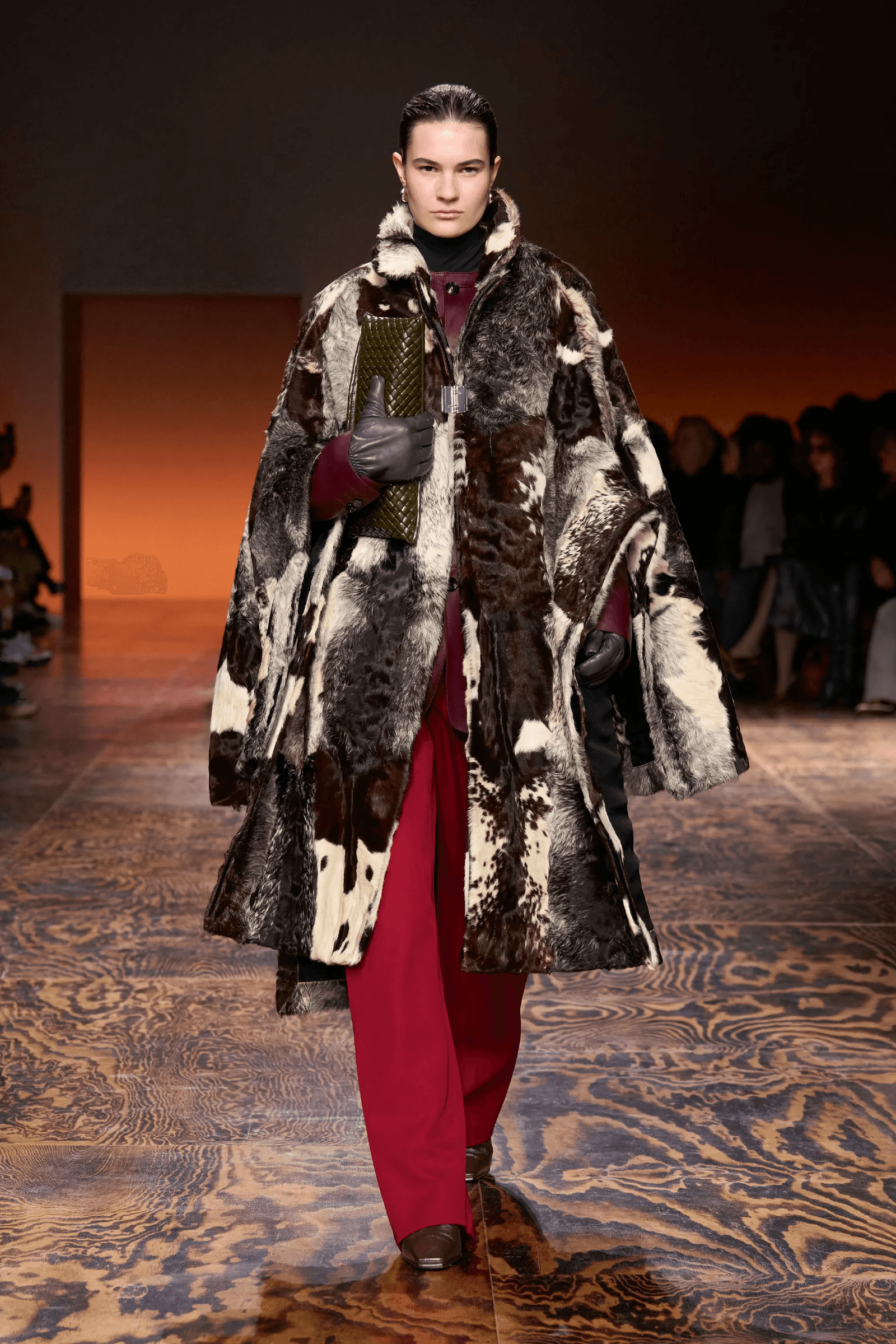 abrigo de pelo marron en Bottega Veneta otoñoinvierno 2024.