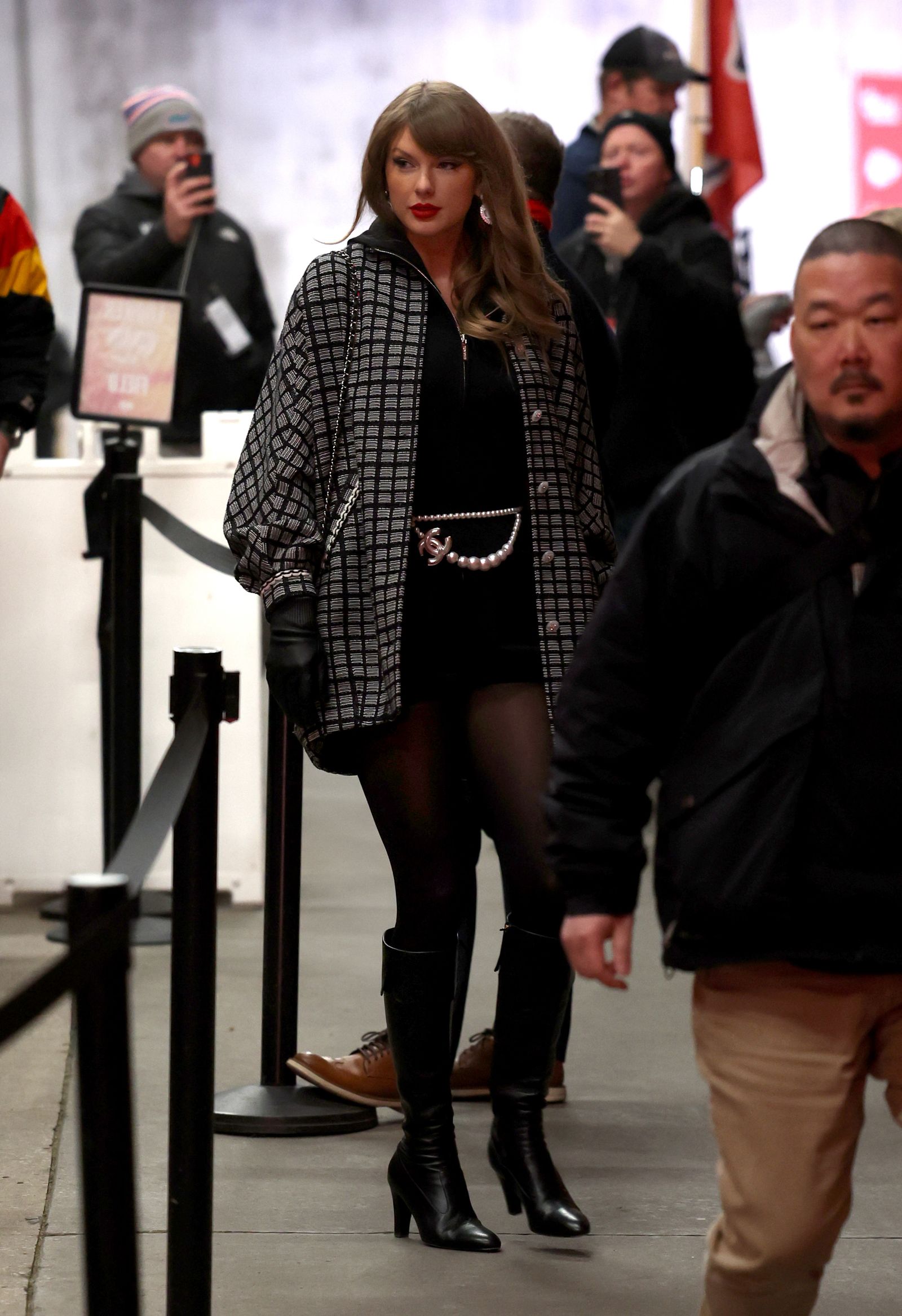 taylor swift con un cinturon joya y con una chaqueta de cuadros