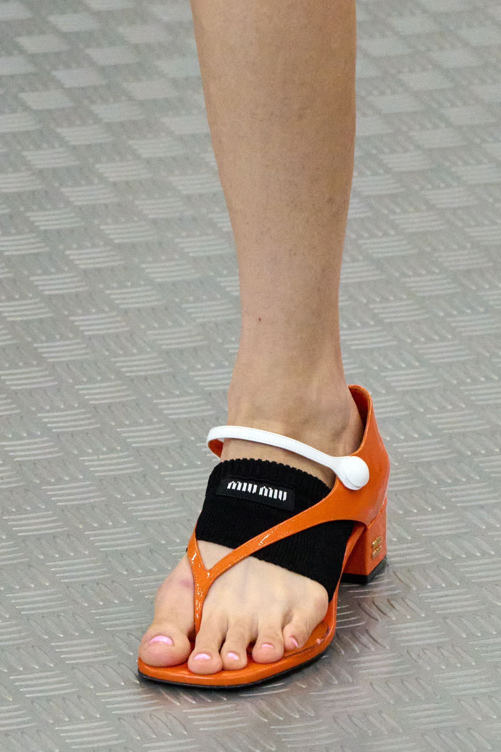 Tendencia de chanclas para primaveraverano 2025 por Miu Miu