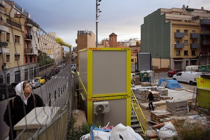 Casetas de la obra de vivienda pública que se levanta en la plaza donde se produjo el socavón del Carmel, este lunes.