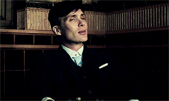 Tommy Shelby de Peaky Blinders sonriendo de felicidad porque en la nueva película ambientada en la Segunda Guerra Mundial por fin entrarán en guerra sin ninguna restricción.- Blog Hola Telcel 