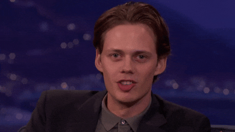 El actor Bill Skarsgård haciendo una cara rara a la cámara.- Blog Hola Telcel