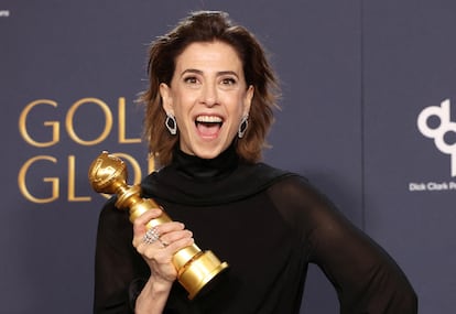 La actriz brasileña Fernanda Torres, protagonista de 'Aún estoy aquí', sobre la dictadura en su país, posa con el Globo de Oro a la mejor actriz de drama, el pasado domingo en Beverly Hills.