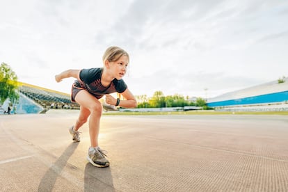 Una preadolescente, preparándose para una carrera.