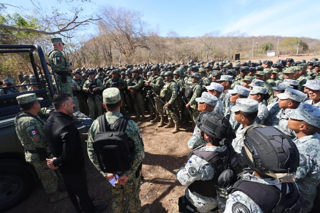 Ricardo Trevilla Trejo y Omar García Harfuch en un operativo en Sinaloa, el 14 de febrero de 2025.