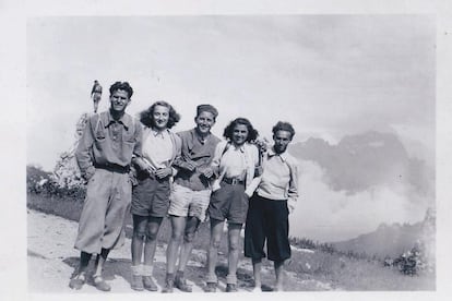 Bianca Giudetti Serra, segunda por la izquierda, y Primo Levi, a la derecha del grupo, antes de la guerra.