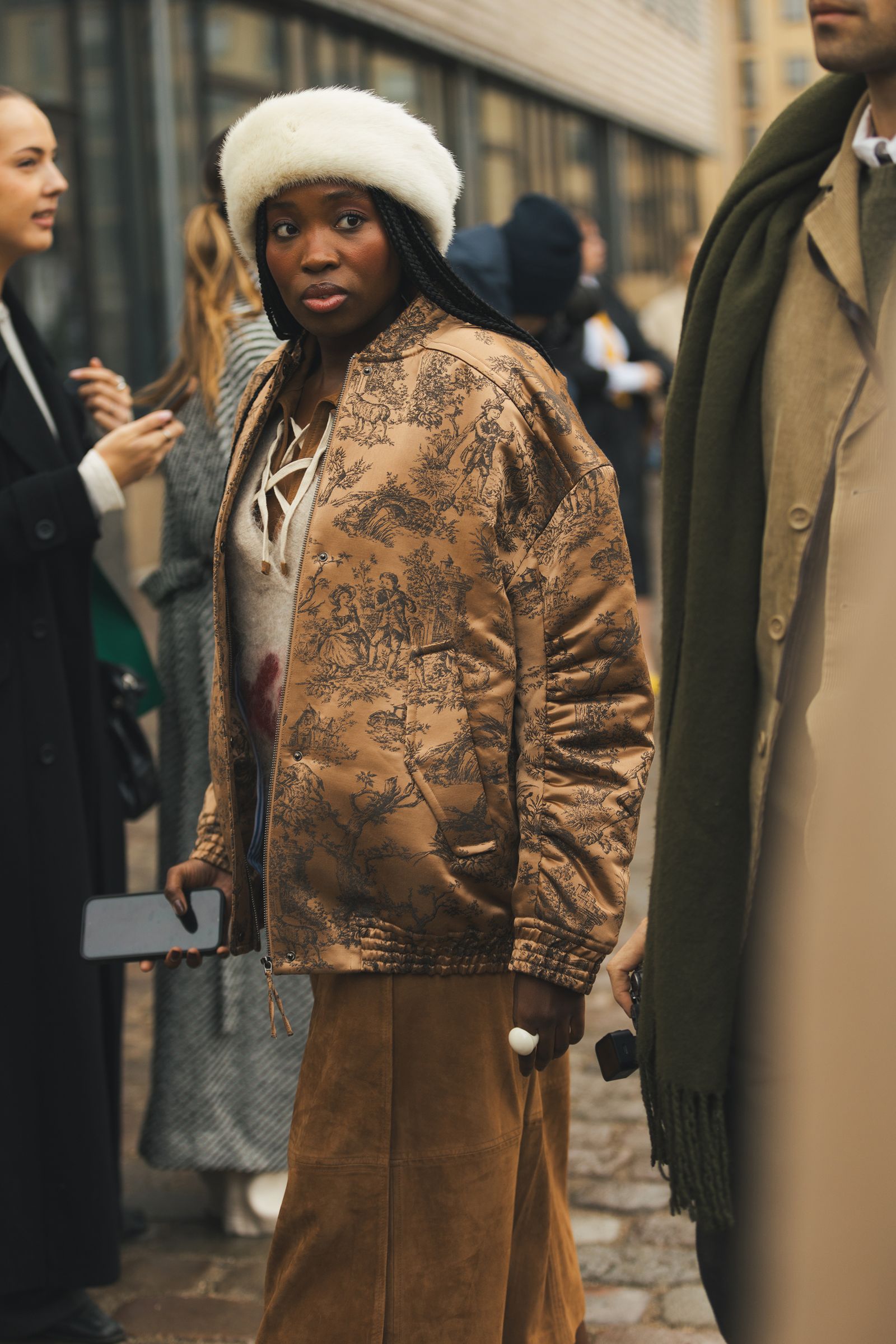 Street style de Copenhague con una cinta de efecto pelo