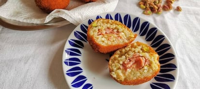 Bolitas de arroz rellenas y fritas