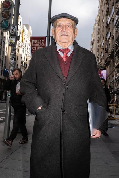 
Lorenzo Navarro, caminando por la Gran Vía, donde tiene su despacho.
