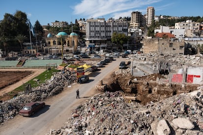 La ciudad de Nabatiye, en el sur de Líbano, aprovecha los dos meses de tregua para comenzar a retirar toneladas de escombros de sus calles.