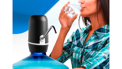 Dispensador de agua sobre fondo blanco