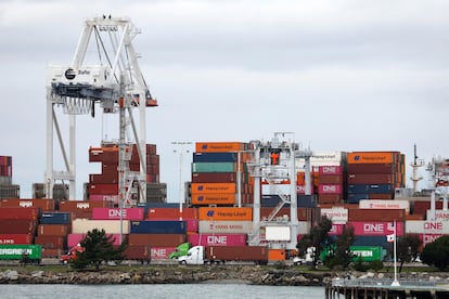 Contenedores de mercancías en el puerto de Oakland, en California.