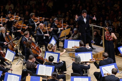 Lahav Shani dirige a la Filarmónica de Múnich junto a la violinista Esther Yoo, el pasado 3 de febrero en Madrid.